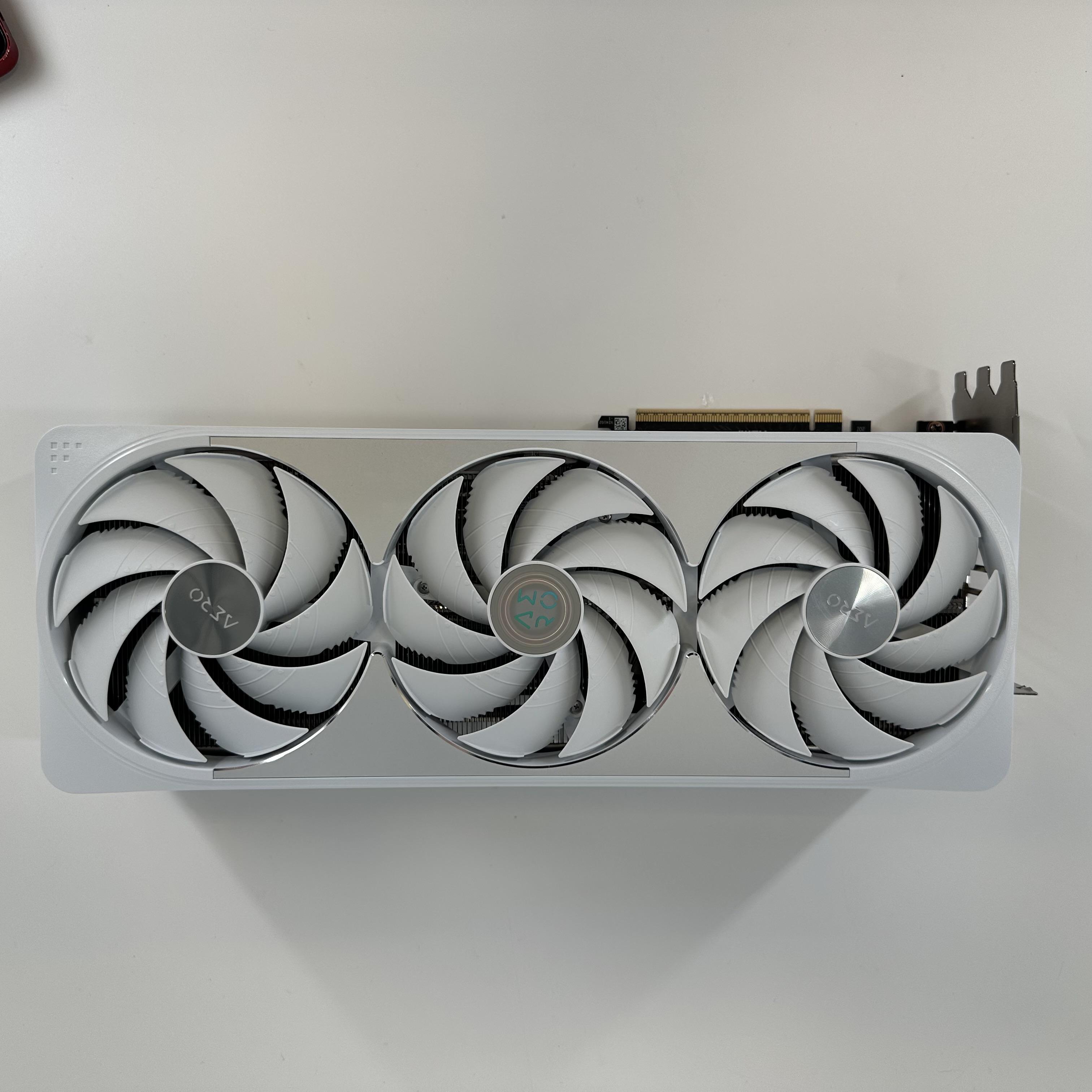 GIGABYTE AERO OC GeForce RTX 5070 Ti 16GB - Graphics Card