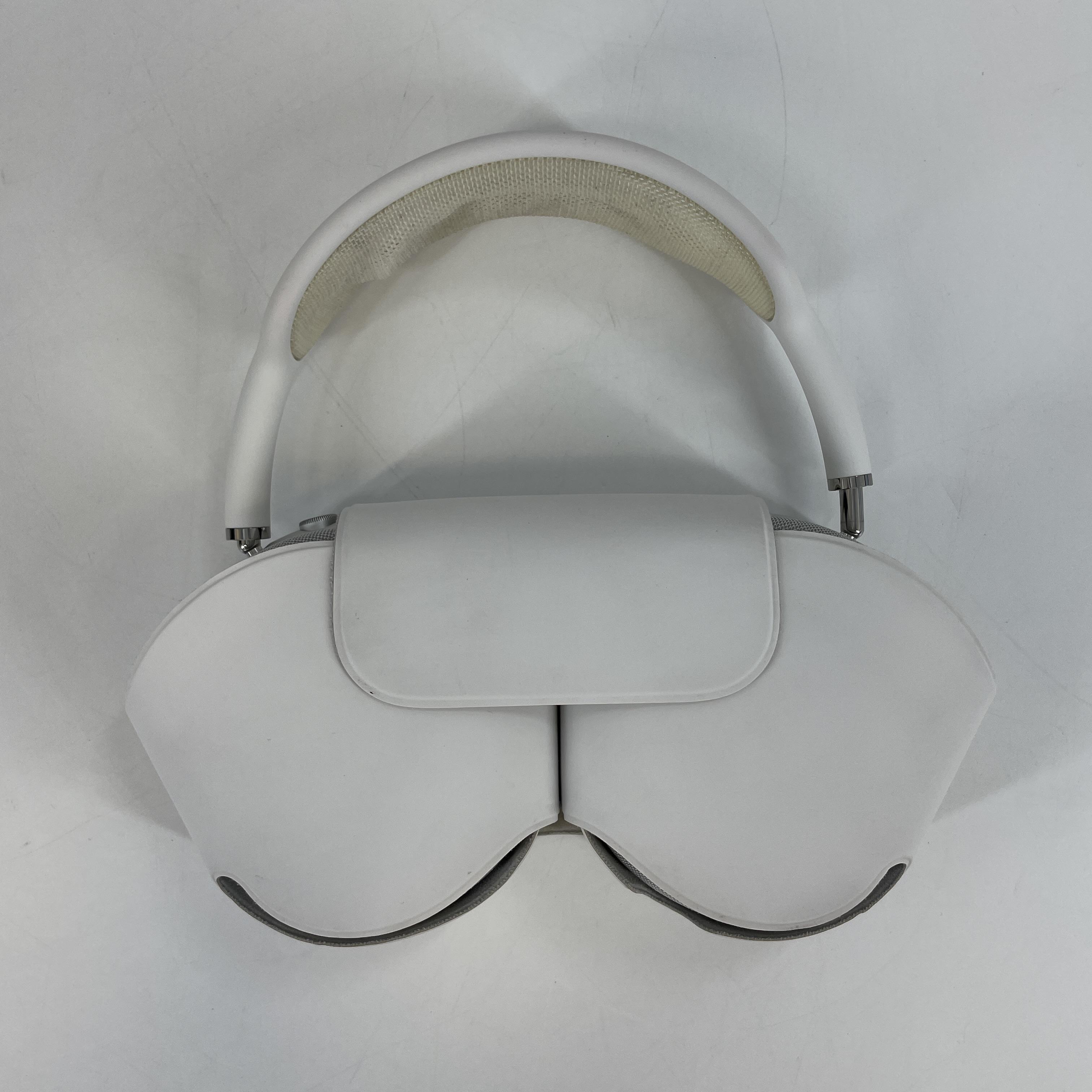 AirPods Max Lightning Silver w/ Smart Case - Good w/ Yellow Stain